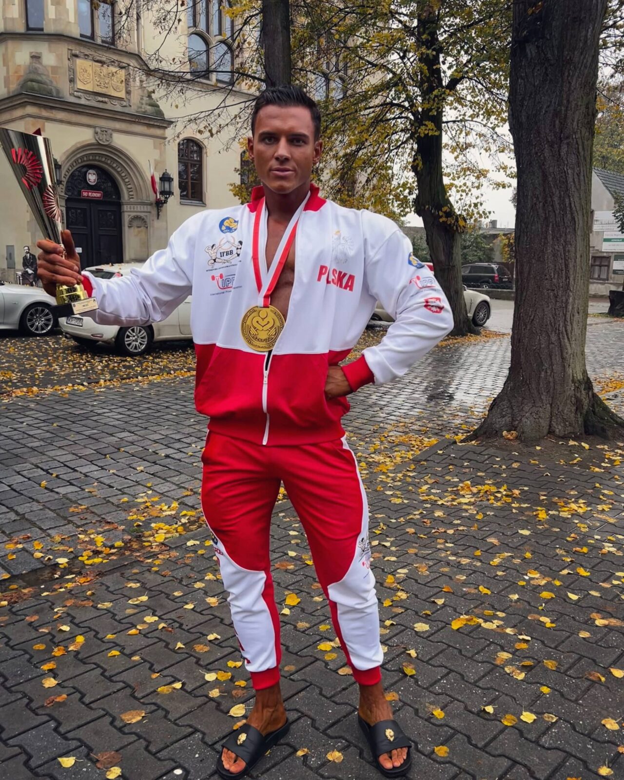 Otwarcie mistrzostw Polski w kulturystyce - Trener Adrian Marchewczyński z pucharem