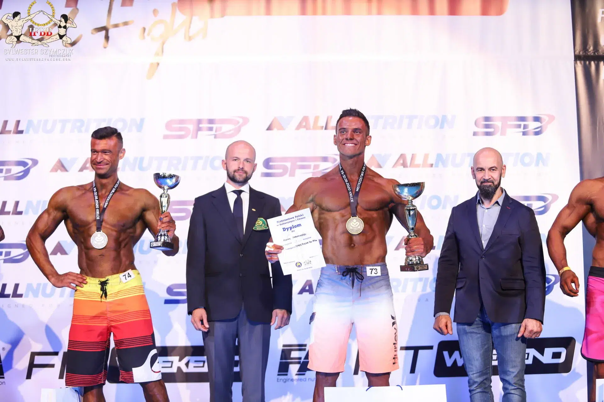 Mistrzostawa Polski IFBB 2020 ROK - Adrian z dyplomem i pucharem